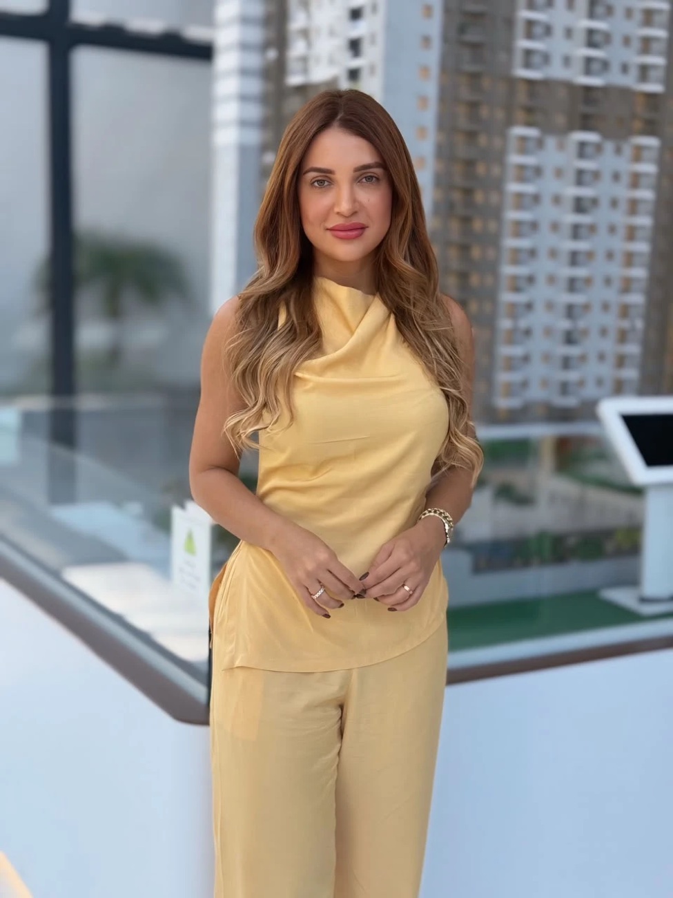 Betina em frente à maquete de um empreendimento